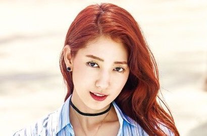 Umbar Punggung Mulus, Park Shin Hye Tampil Ala Abad Pertengahan di Pemotretan