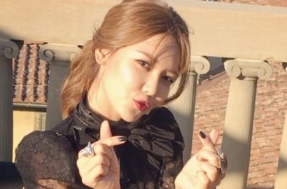 Pakai Baju Semi Transparan, Sooyoung Girang Foto Bareng Jared Leto di Event Fashion