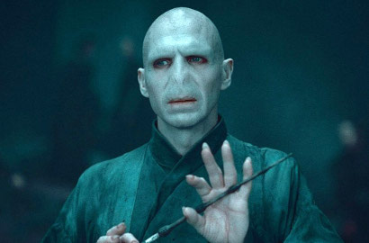 Wajah Tampan Voldemort Muda Terungkap di Trailer 'Voldemort: Origins of The Heir'