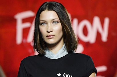 Seksi Berbikini, Bella Hadid Main Basah-Basahan Bareng Pembalap F1