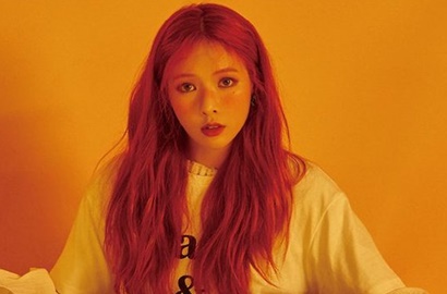 Umbar Paha Mulus, Seksinya HyunA Goda Fans Pakai Rok Semi Transparan