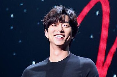 Tampil Imut dengan Poni, Gong Yoo Ceria Gelar Bazaar Bareng Fans