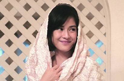Dian Sastro Unggah Foto Tadarus Alquran, Netter Nyinyir Soal Hijab dan Aksi Riya