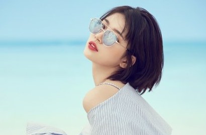 Jadi Model Iklan Kacamata, Suzy Pose Seksi Umbar Bahu Mulus di Pantai