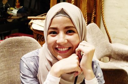 Bukan Barang Mewah, Koleksi Natasha Rizki Ini Sukses Fans The Beatles Iri