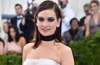 Umbar Pose Sensual, Si Cinderella Lily James Tak Terima Dicap Terlalu Kurus