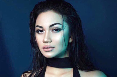 Pose 'Mesra' Bareng Ivan Gunawan, Kuku Cantik Ariel Tatum Jadi Sorotan