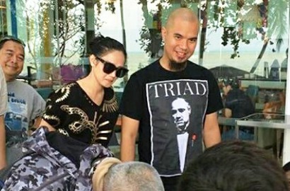 Ahmad Dhani Akhirnya Pajang Fotonya dan Istri, Pose Kaku dan Gaun Mulan Jadi Sorotan
