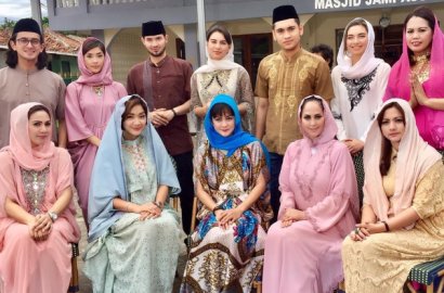 Foto Bareng Pemeran 'Berkah Cinta', Lucunya Pose Donny Michael Jadi Sorotan