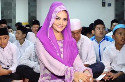 Berbagi dengan Anak Yatim, Aksi Mulia Krisdayanti Malah Banjir Cibiran