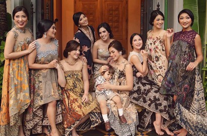 Heboh Motif Mukena Geng Sosialita Nia Ramadhani Dibilang Mirip Salib