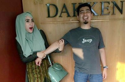 Ustadz Solmed Diinterogasi di Singapura, April Jasmine Merasa Bersalah Tak Menemani
