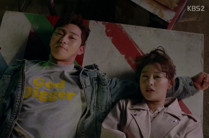'Fight My Way' Bikin Deg-Degan, Kim Ji Won Nangis di Pelukan Park Seo Joon