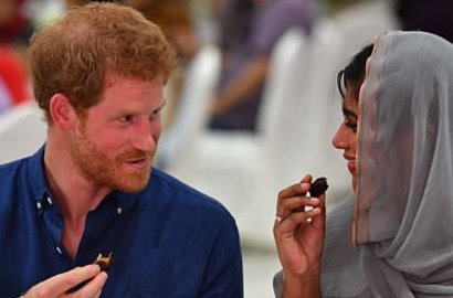 Ikut Buka Puasa Bersama Umat Muslim, Pangeran Harry Rela Hanya Makan Bubur dan Kurma