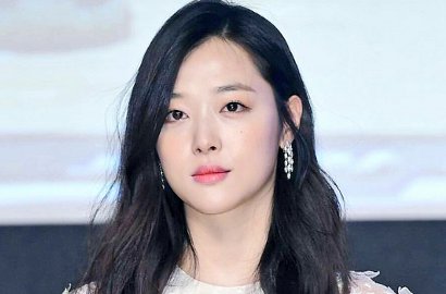 Tampil Feminin, Ini Harga Fantastis Dress Sulli di Premier Film