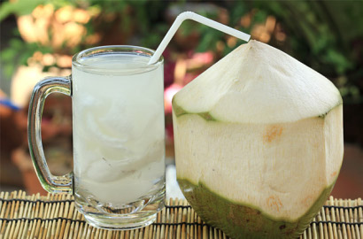 Nggak Cuma Bikin Segar, Ini Lho 5 Manfaat Baik Minum Air Kelapa Muda Saat Berbuka Puasa