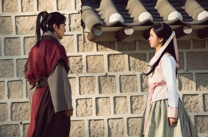 Makin Romantis, Yoo Seung Ho Genggam Erat Tangan Kim So Hyun di 'Ruler'