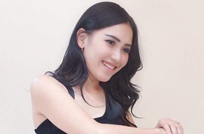 Makin Berani Pamer Aksi 'Mesra', Ayu Ting Ting Nekat Duduki Kepala Raffi Ahmad