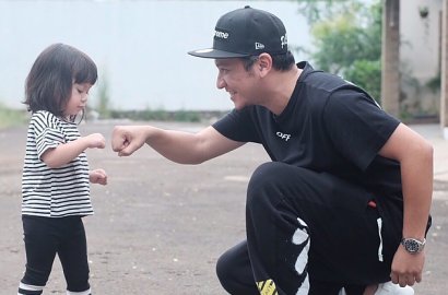 Bersandar Manja di Bahu Gading, Lucunya Gempita Galau Dengar Lagu Bruno Mars