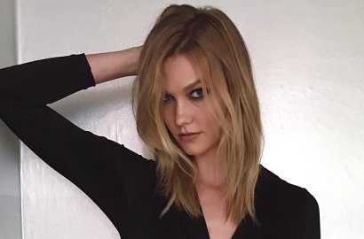 Pakai Rancangan Desainer Indonesia, Kecantikan Karlie Kloss Kalahkan Bella Hadid