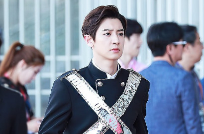 Tampil Santai ke Kampus, Chanyeol EXO Traktir Teman-Teman Sekelas
