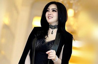 Cantik dan Glamor, Baju 'Emas' Syahrini Malah Dicibir Netter