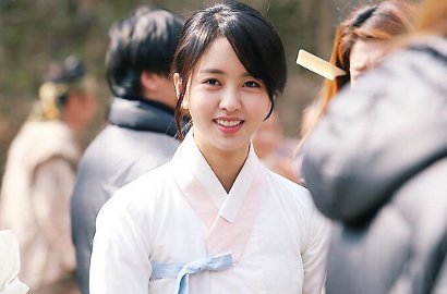 Syuting 'Ruler', Cantiknya Kim So Hyun Foto Ceria Berlatar Taman Sakura
