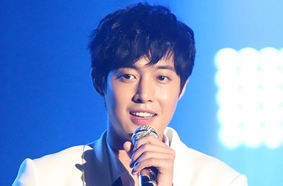 Tampak Girang, Netter Ngeri Lihat Kim Hyun Joong Foto Bareng Ratusan Fans