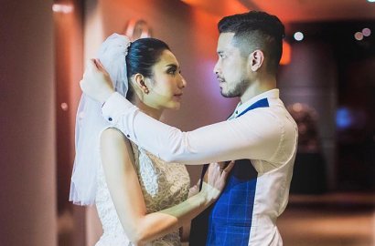Usai Kece Pakai Jas, Tyas Mirasih Seksi Pamer Bahu Mulus di Foto Prewedding Baru