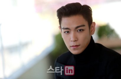 Keluar Rumah Sakit Pakai Kursi Roda, T.O.P Malah Disindir Sedang Cosplay