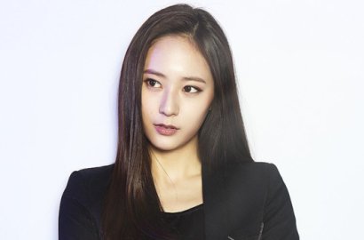 Pose Sendu, Krystal f(x) Tetap Mempesona di Foto-Foto Ini