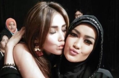 Menangis di Samping Jenazah Julia Perez, Air Mata Ayu Ting Ting Palsu?