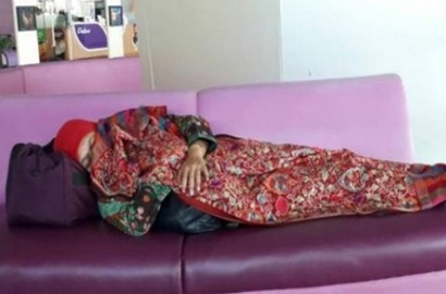 Usai Menteri Susi, Kini Giliran Foto Mensos Khofifah Tidur di Bandara Viral di Medsos