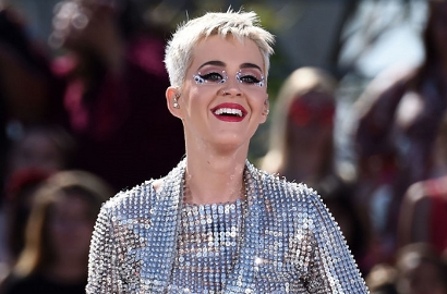 Telanjang, Katy Perry Tak Sengaja Pamer Bokong Saat Live Streaming 24 Jam