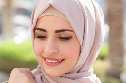 Biar Nggak Kelihatan Lemas, 8 Tutorial Makeup Natural Hijab untuk Tampilan yang Fresh Saat Puasa