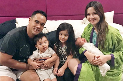 Nia Ramadhani Cantik Foto Bareng Keluarga, Netter: Enggak Pakai Celana?