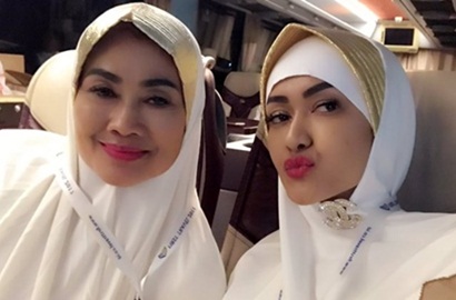 Ibunda Bawa Air Kembang Khusus Ziarah ke Makam Julia Perez, Ini Alasannya