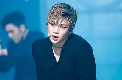 Beredar Foto Kang Daniel 'Produce 101' Gendong Kucing Sambil Merokok, Beneran?