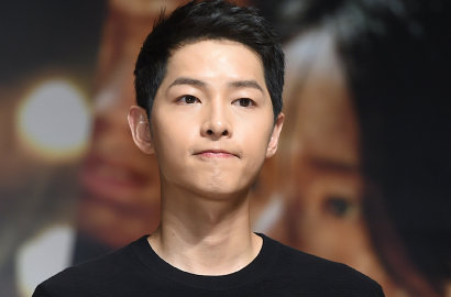 Datangi Preskon, Song Joong Ki Persembahkan Kesuksesan 'Battleship Island' Untuk Para Kru
