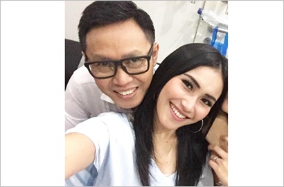 Tak Cuma 'Cium' Raffi, Ayu Ting Ting Juga Kepergok Pegang Pantat Eko Patrio?