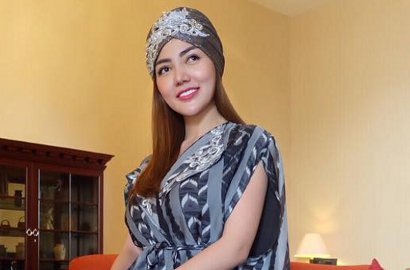 Gelar Acara Bareng Anak Yatim, Fashion Bella Shofie Dibilang Mirip Peramal