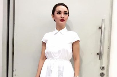 Heboh Foto Tangan Pria Nempel di Bagian Sensitif Zaskia Gotik