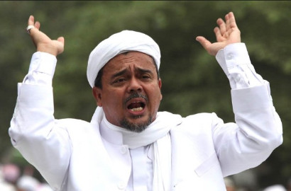 Beredar Foto Jalan-Jalan di Mal Arab, Habib Rizieq Disindir Netter