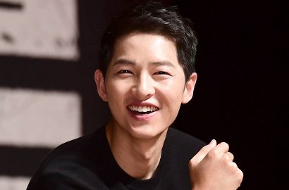 Totalitas Akting, Seriusnya Song Joong Ki Nyebur di Air Keruh Demi 'Battleship Island'
