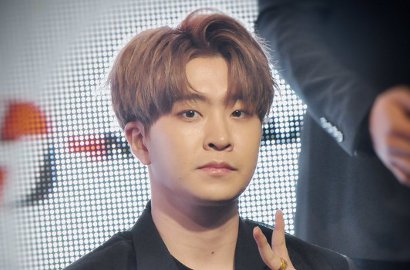 Sempat Dianggap Fashionista, Youngjae GOT7 Nggak Sadar Pakai Sepatu Beda Sebelah