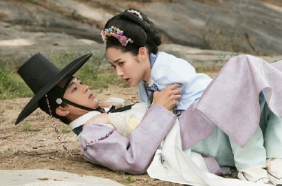 Manisnya Yeon Woo Jin Pegang Bibir Park Min Young di 'Seven Day Queen'
