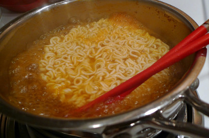 Heboh Mi Instan Korea Mengandung Babi, Begini 4 Cara Cerdas Memilih Produk Makanan Korea yang Aman
