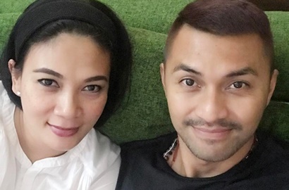 Rayakan 18 Tahun Pernikahan, Anjasmara Pamer Foto di Ranjang Bareng Dian Nitami