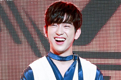Terlalu Semangat Sampai Lempar Mic ke Fans, Begini Reaksi Unyu Jinyoung GOT7