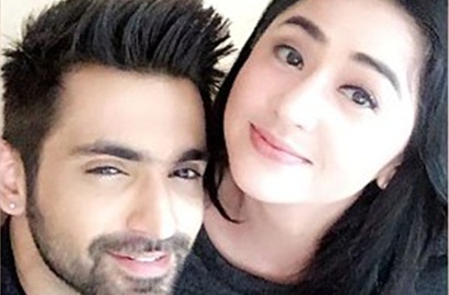 Latihan Goyang 'Hot' dengan Arjit, Dewi Persik Siap Guncang Panggung 'Bolly Star'